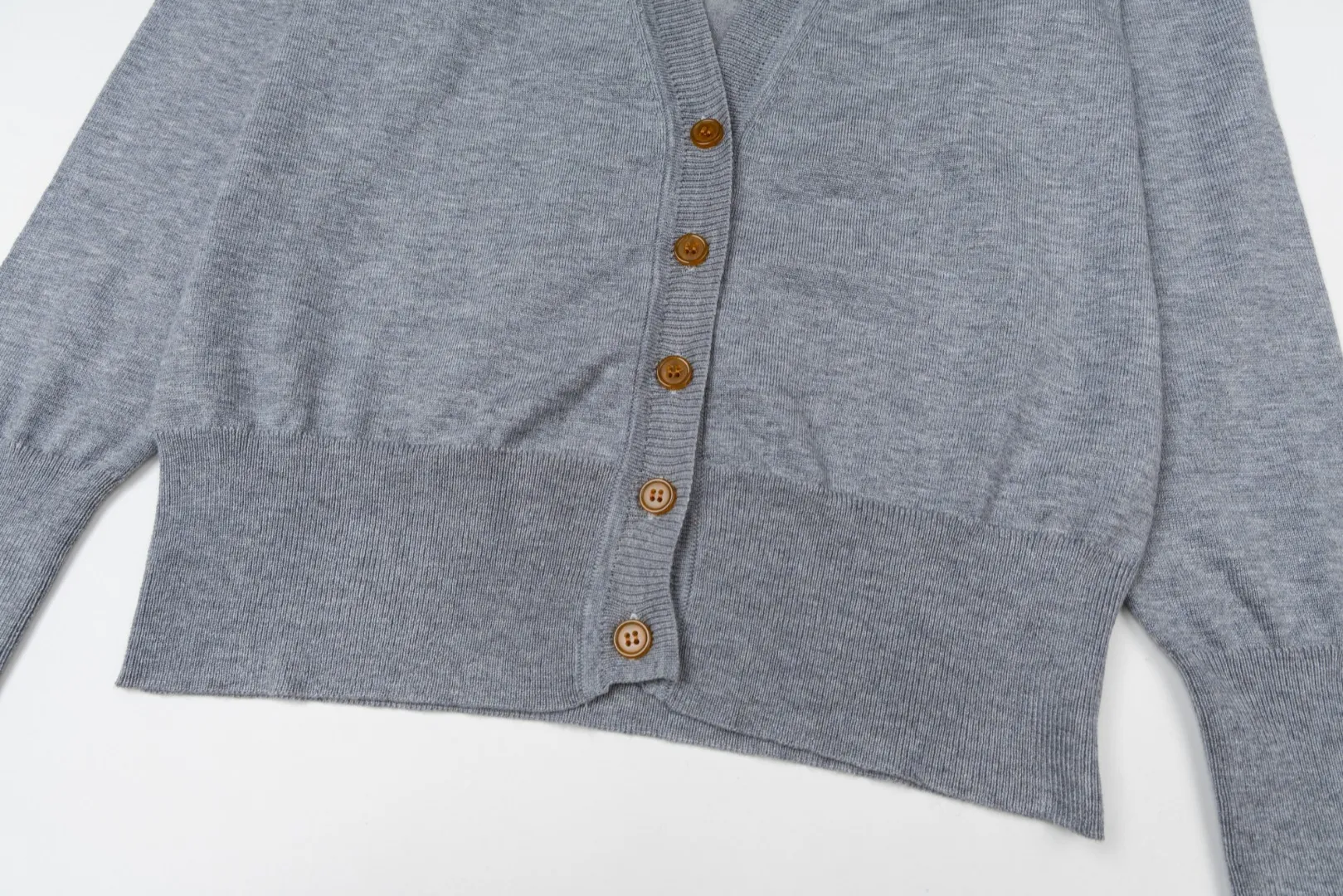 VIVI198# vivienne west wood 25FW new Tokyo red label cardigan, classic and versatile, looks taller and slimmer Size: 1 size (85-110 catties) 2 size (110-130 catties) 3 size (130-150 catties) Color: Gray Apricot Black